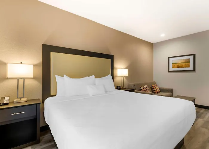 Best Western Plus Des Moines West Inn & Suites