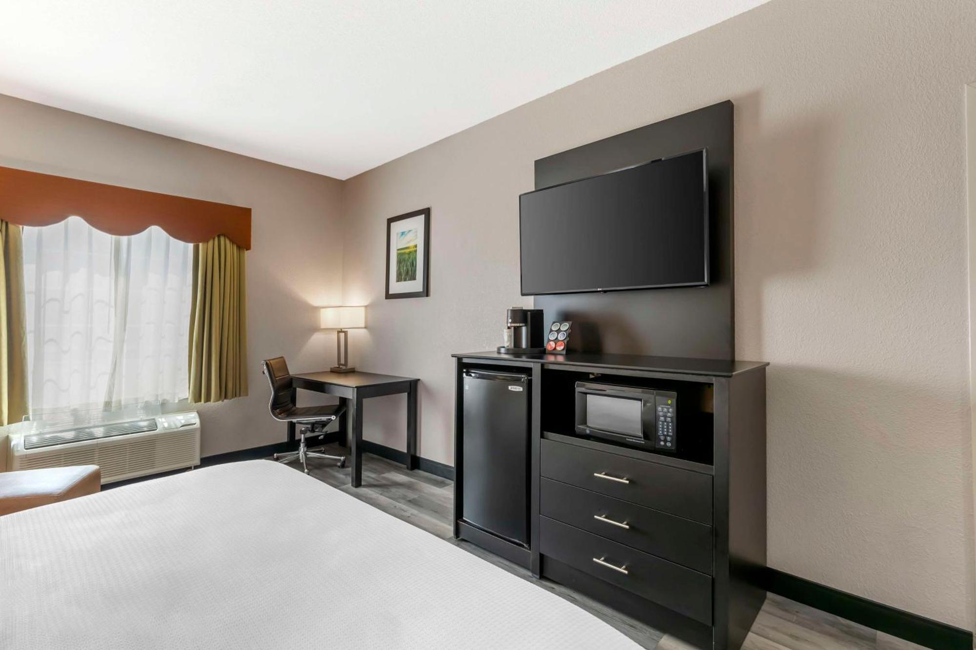 Western Des Moines West & Hotel